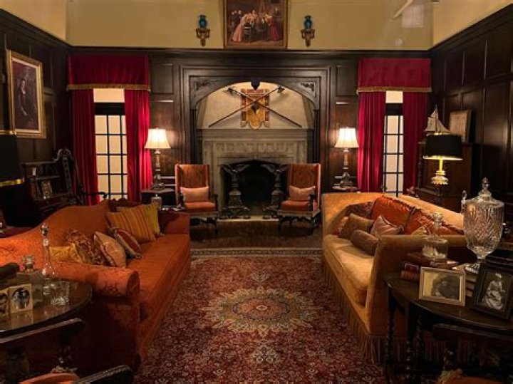 Can you go inside the houses in Mystic Falls?