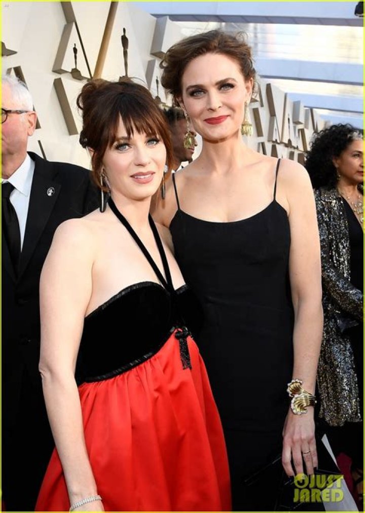 Does Zooey Deschanel have a twin sister? – Celebrity.fm – #1 Official Stars, Business & People Network, Wiki, Success story, Biography & Quotes