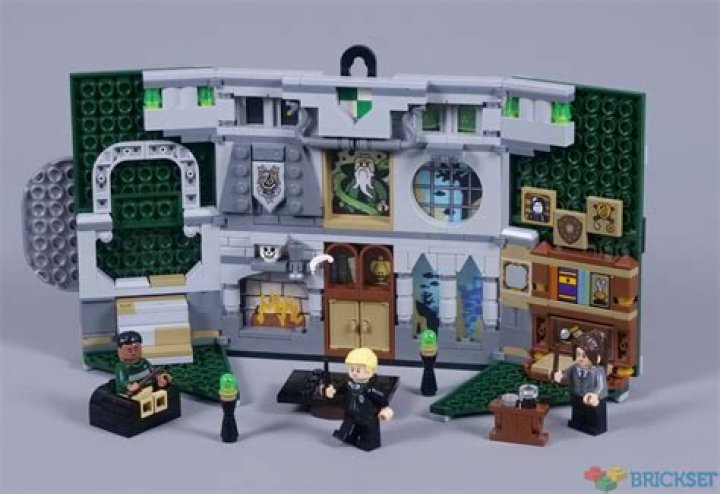 How do you get into Slytherin common room Lego?