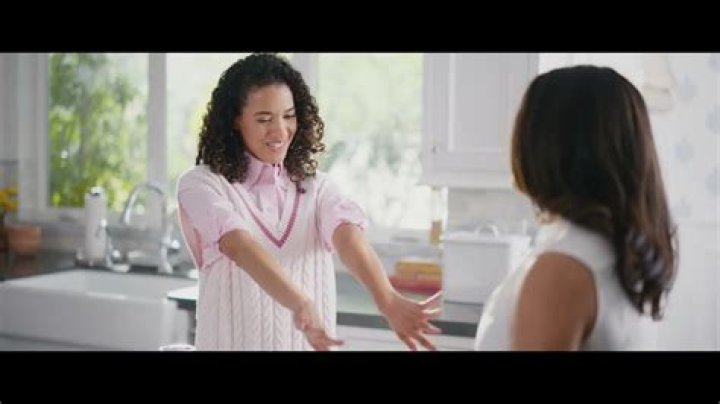 Is that really Leslie Mann’s daughter in the Jergens commercials?