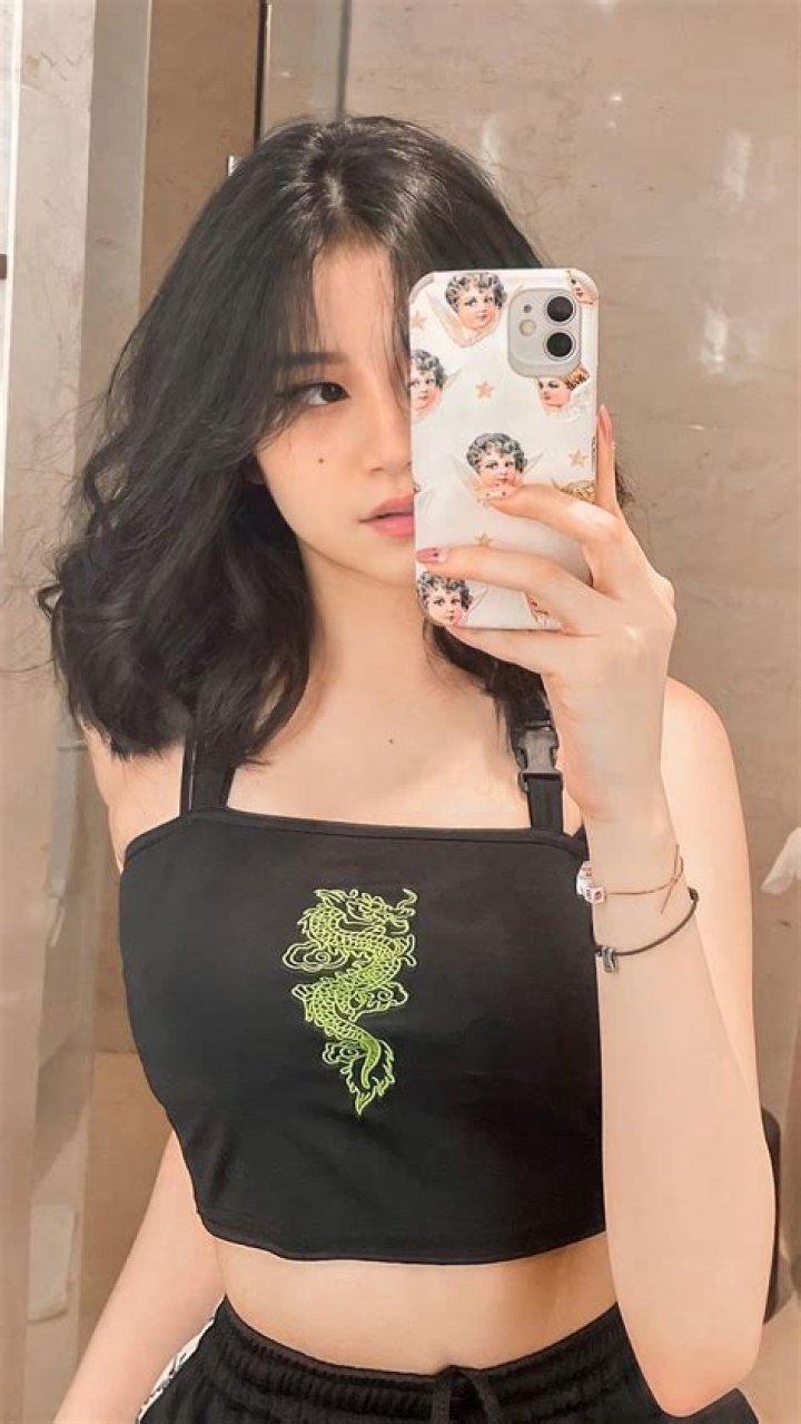 Is the girl in red dragon really blind?