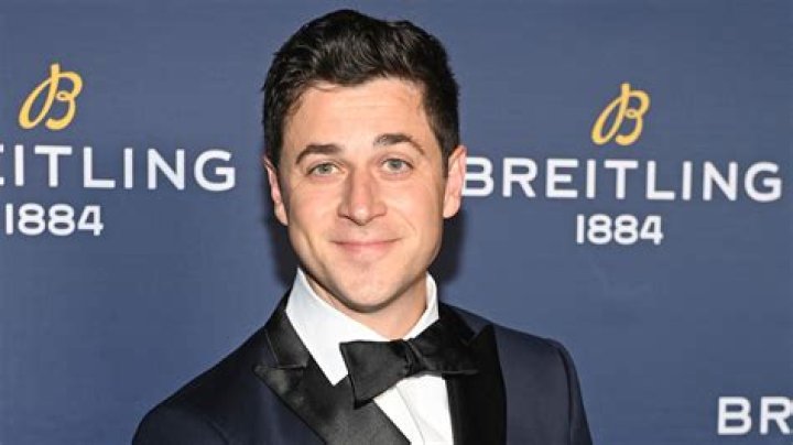 What happened to David Henrie?