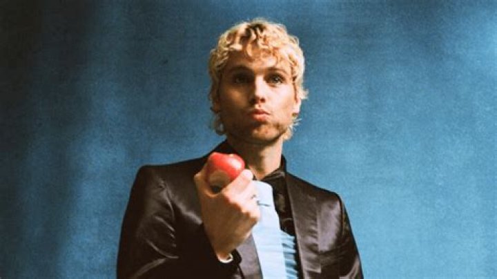 What is Luke Hemmings salary?