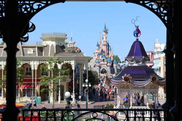 What music do they play on Main Street at Disneyland?