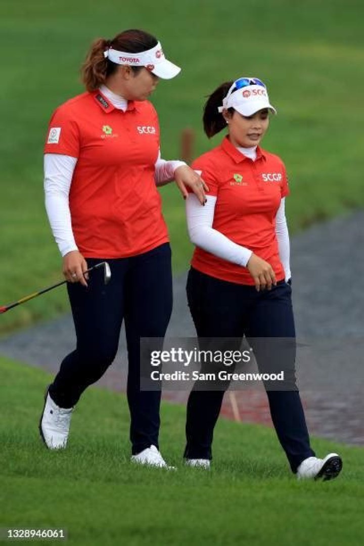 Which Jutanugarn sister is older?