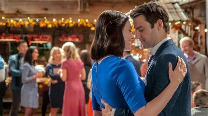 Who are the actors in the Hallmark movie Falling for You?
