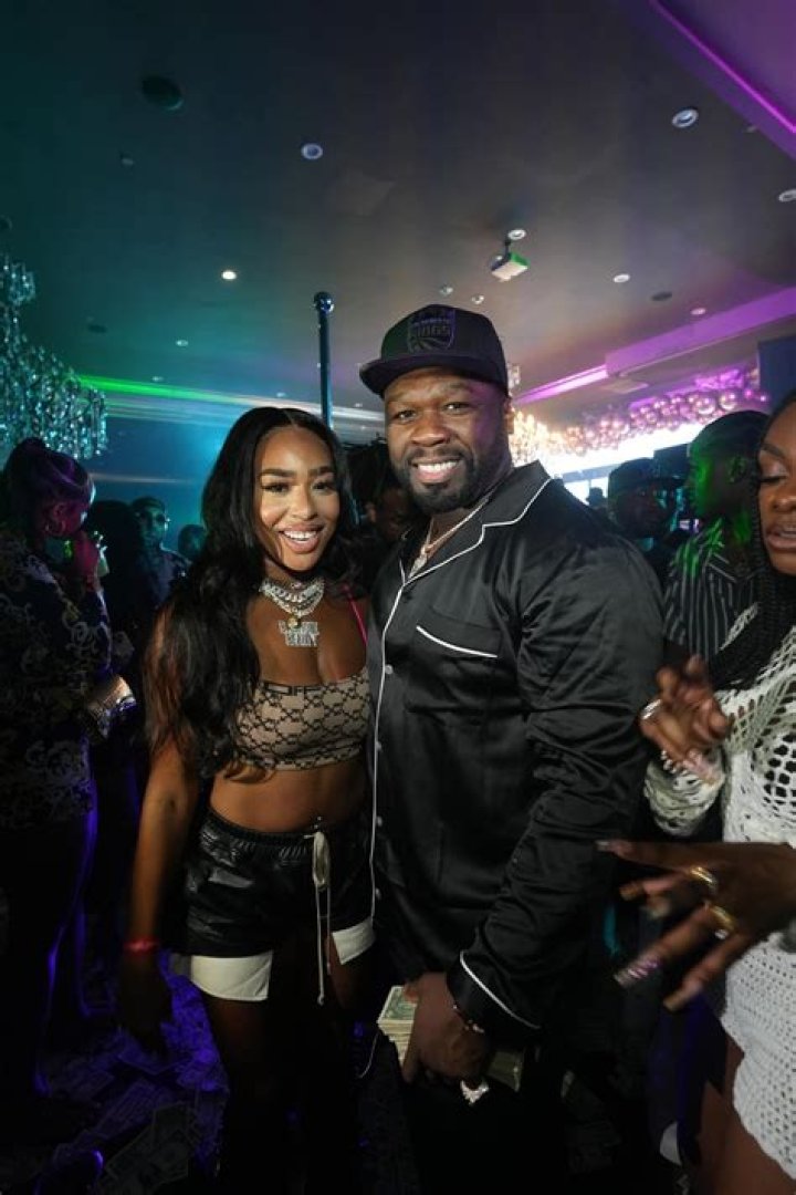 Cò dha a tha B Simone a’ dol? - Celebrity.fm